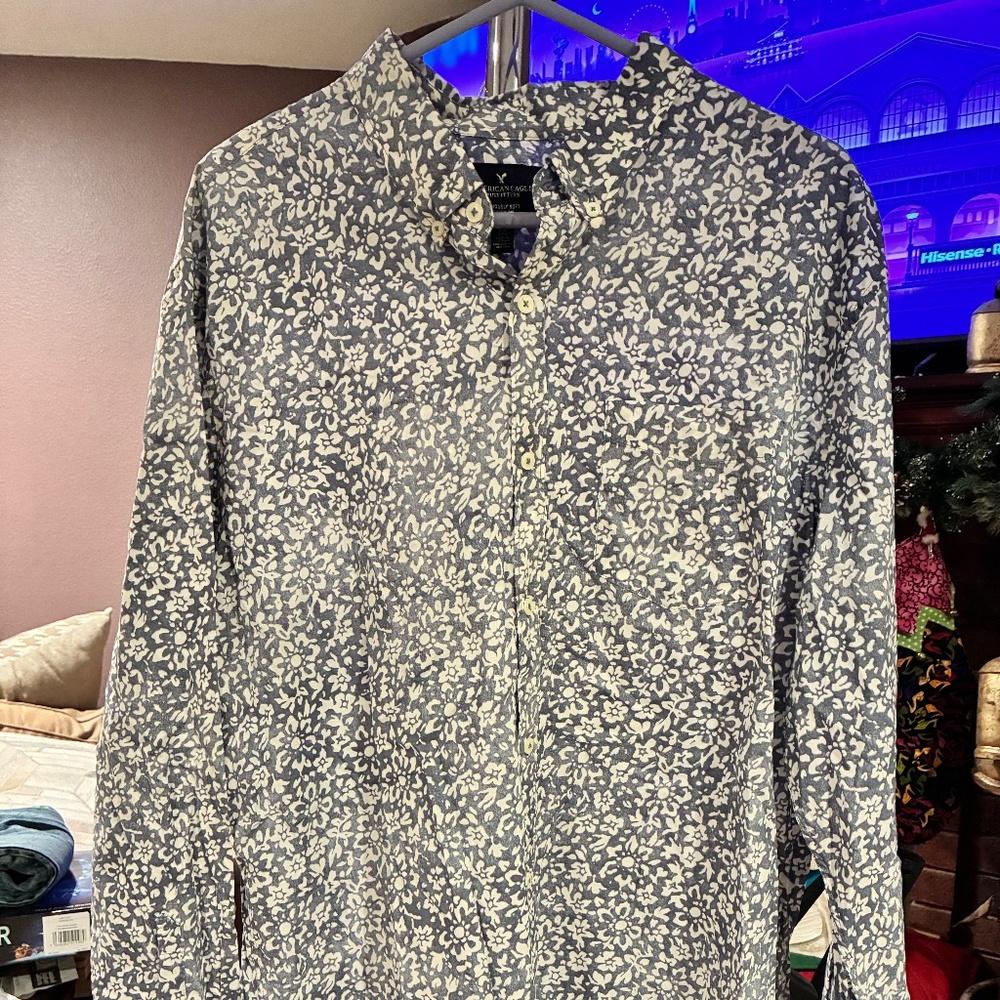 American Eagle Men's shirt